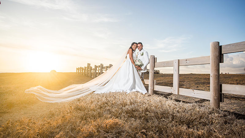 image du photographe un couple de mariés à la plage à La Réunion